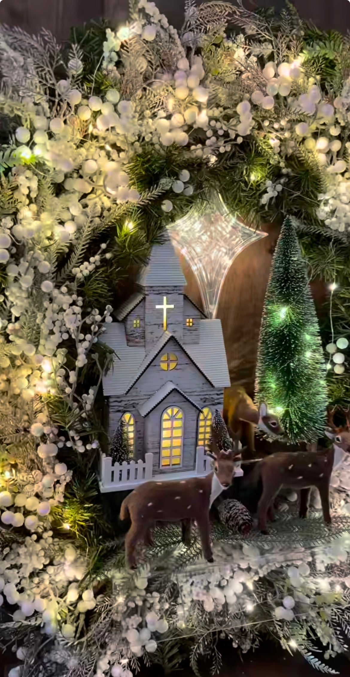 Guirlanda Iluminada Vila Natalina com Igreja e Renas LED