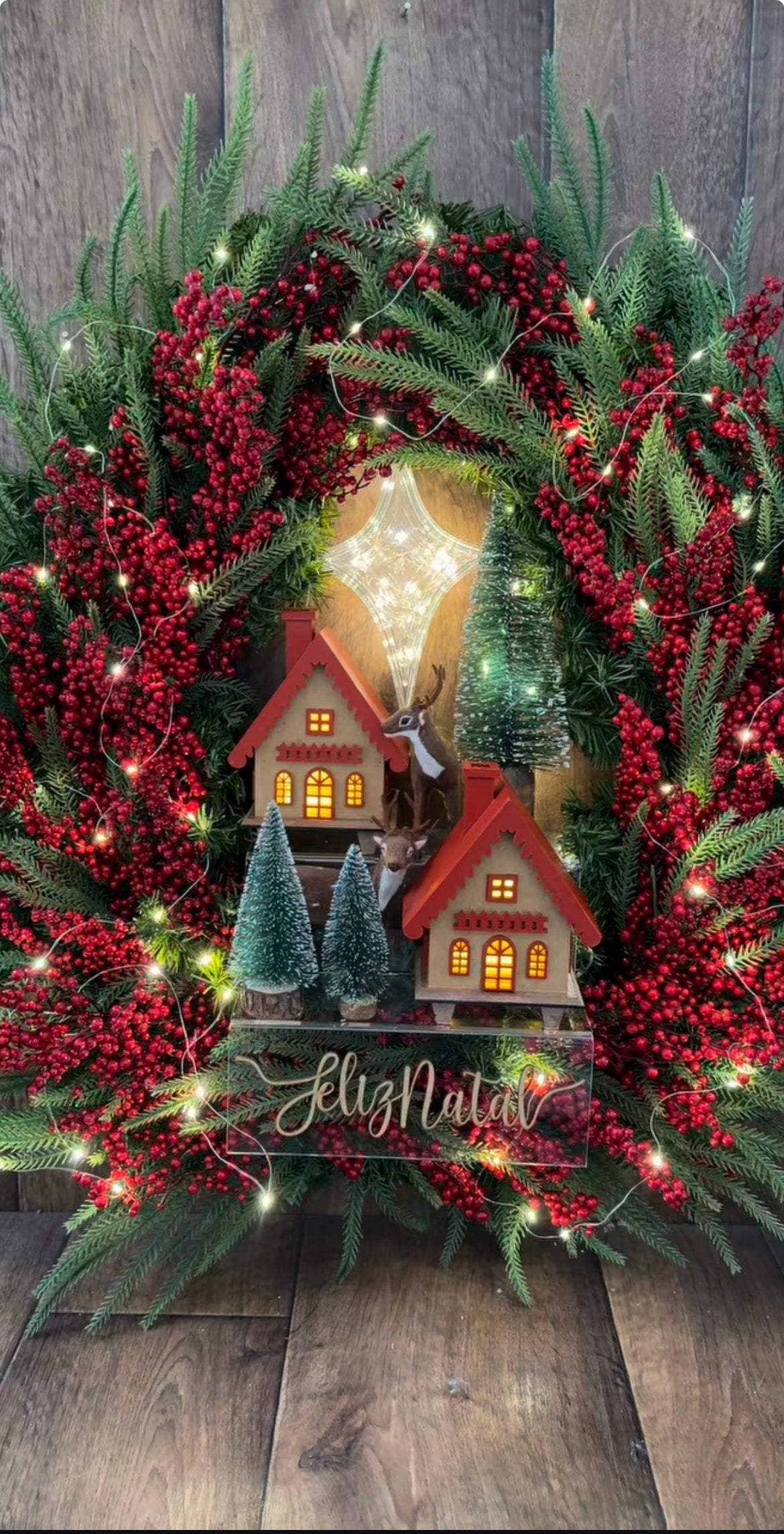 Guirlanda Iluminada Feliz Natal com Berries Vermelhas e Vila